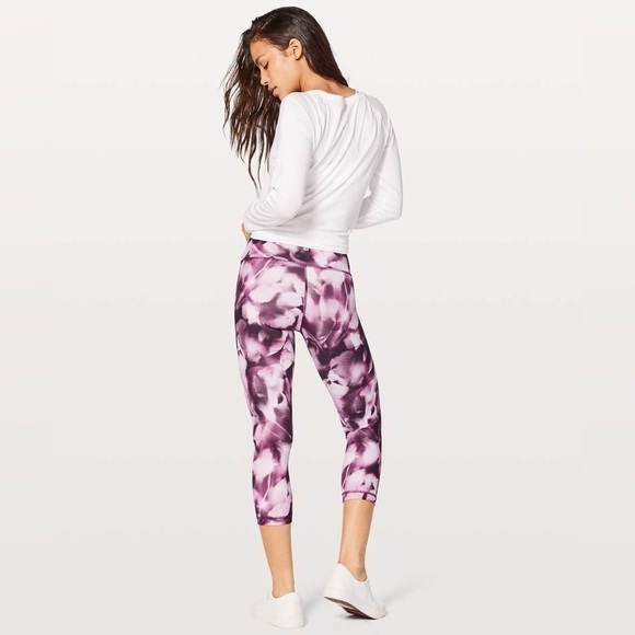 Lululemon Wunder Under Crop (Hi-Rise) 21" in Blush Blossom Size 6. - Picture 11 of 14